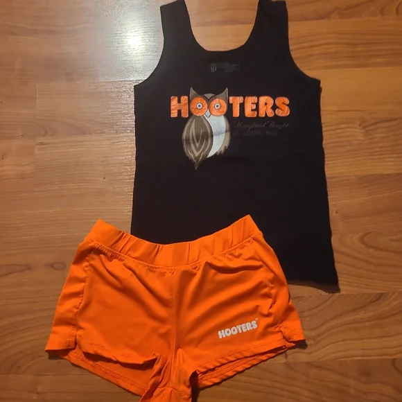 Hooter's uniform top small and shorts xs St Louis , Missouri - Picture 5 of 11